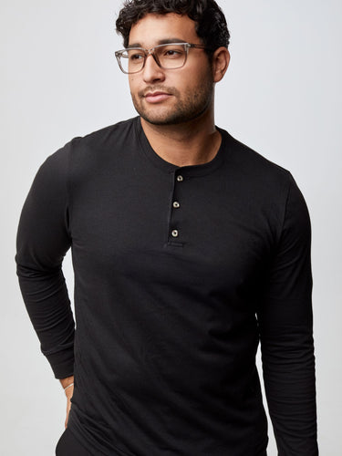 Matheus is 6', 210LBS and wears a size XL # Men's Long Sleeve Henleys in Black | FCT